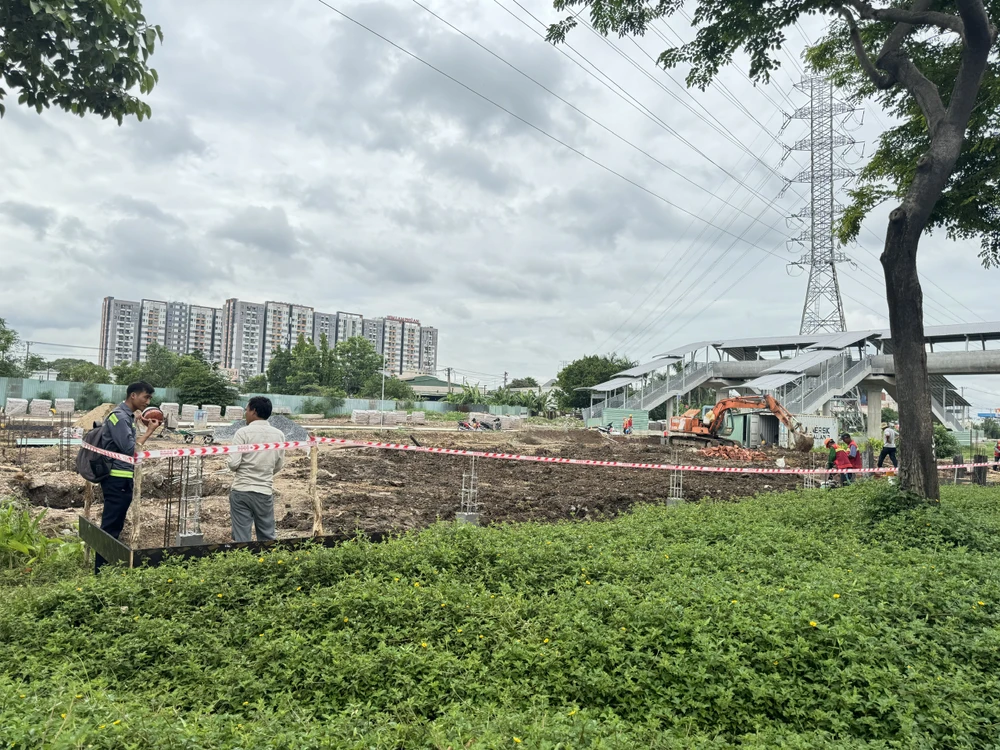 Nhiều bãi đậu xe xung quanh metro số 1 dần hình thành