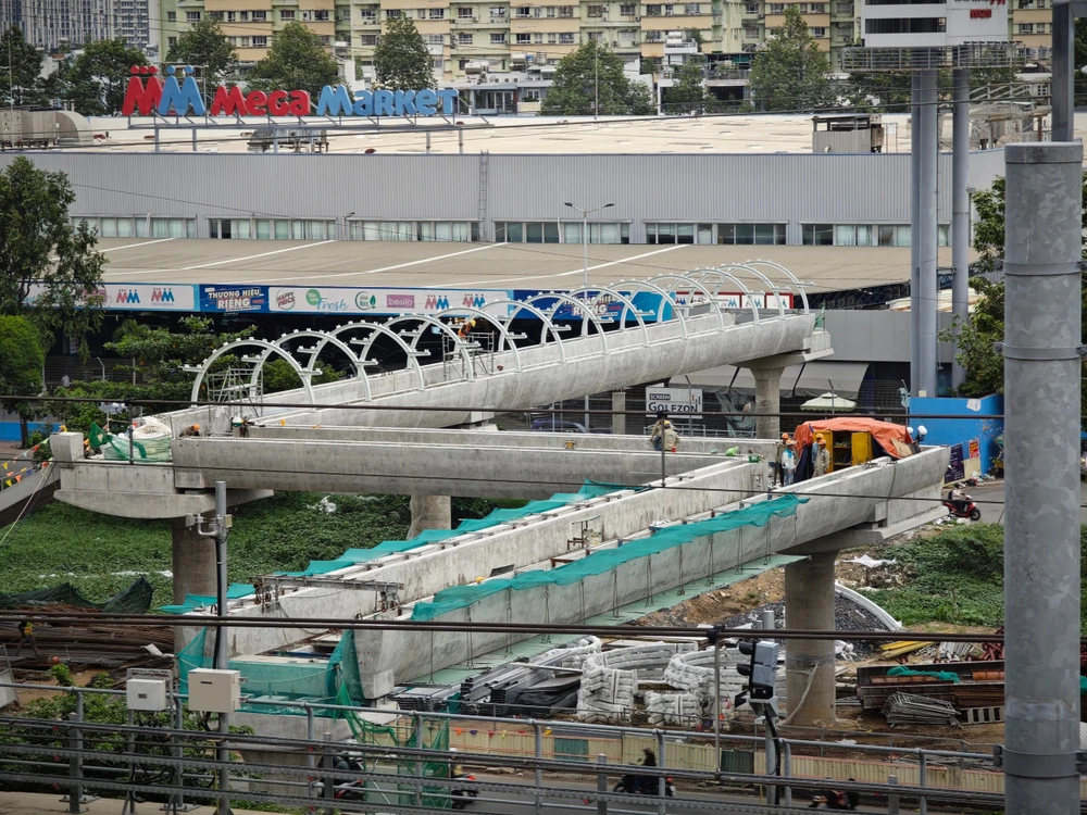 Nhiều bãi đậu xe xung quanh metro số 1 dần hình thành