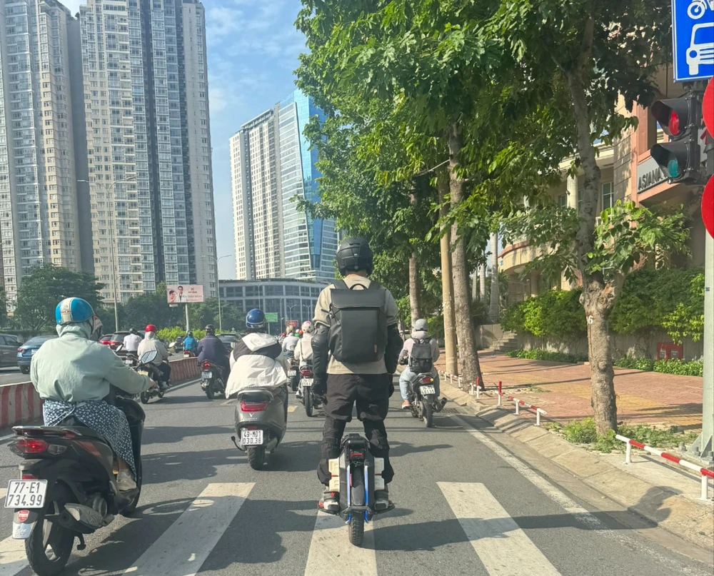 Điều khiển xe 1 bánh chạy ra đường phố ở TP.HCM