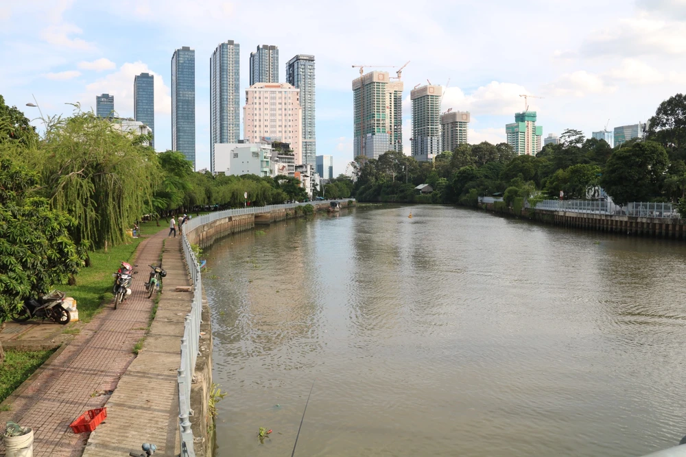 Một đoạn tàu điện tự lái sẽ đi qua kênh Nhiêu Lộc - Thị Nghè