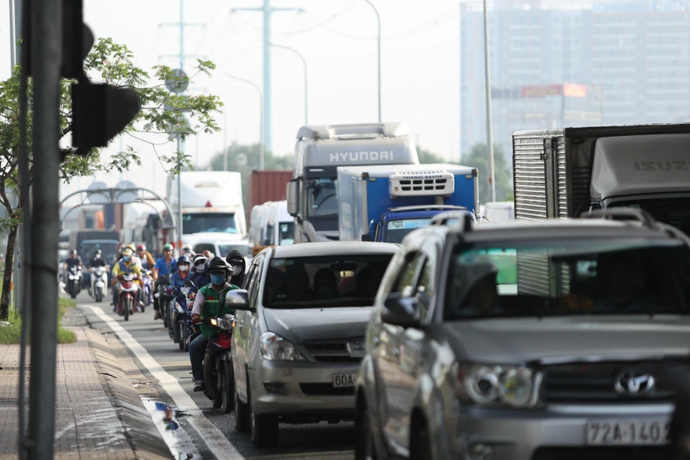 Nhiều tuyến đường ở phía Đông TP.HCM ùn ứ