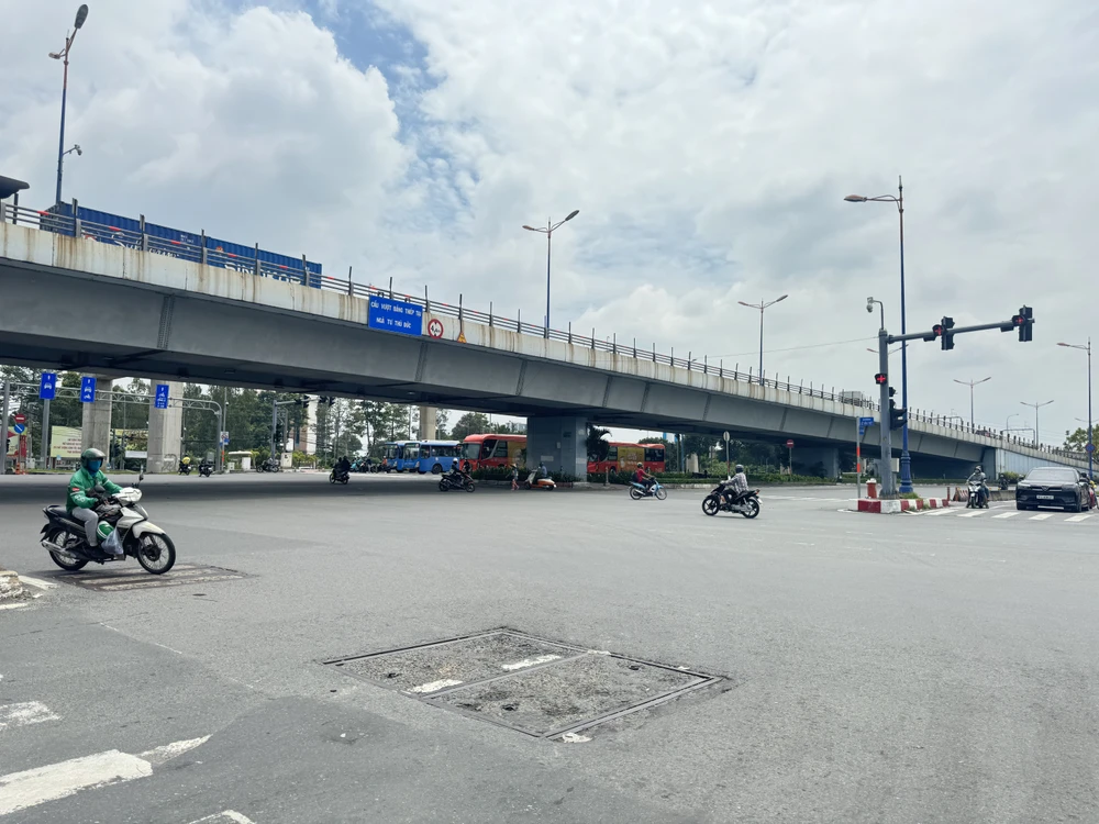 đề xuất cấm container, xe tải trên 5 tấn lưu thông lên cầu vượt ngã tư Thủ Đức