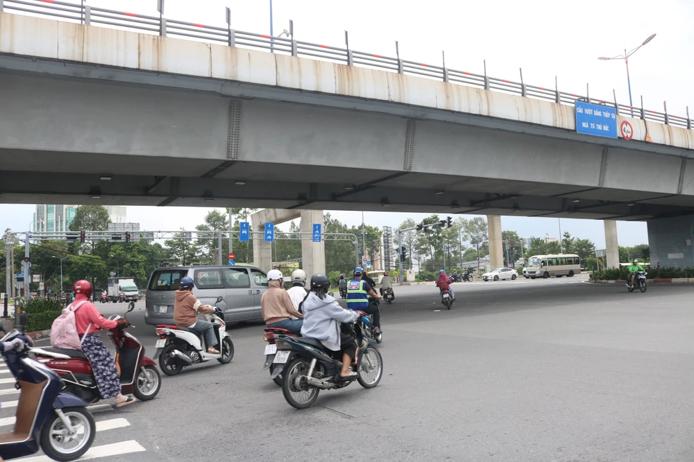đề xuất cấm container, xe tải trên 5 tấn lưu thông lên cầu vượt ngã tư Thủ Đức