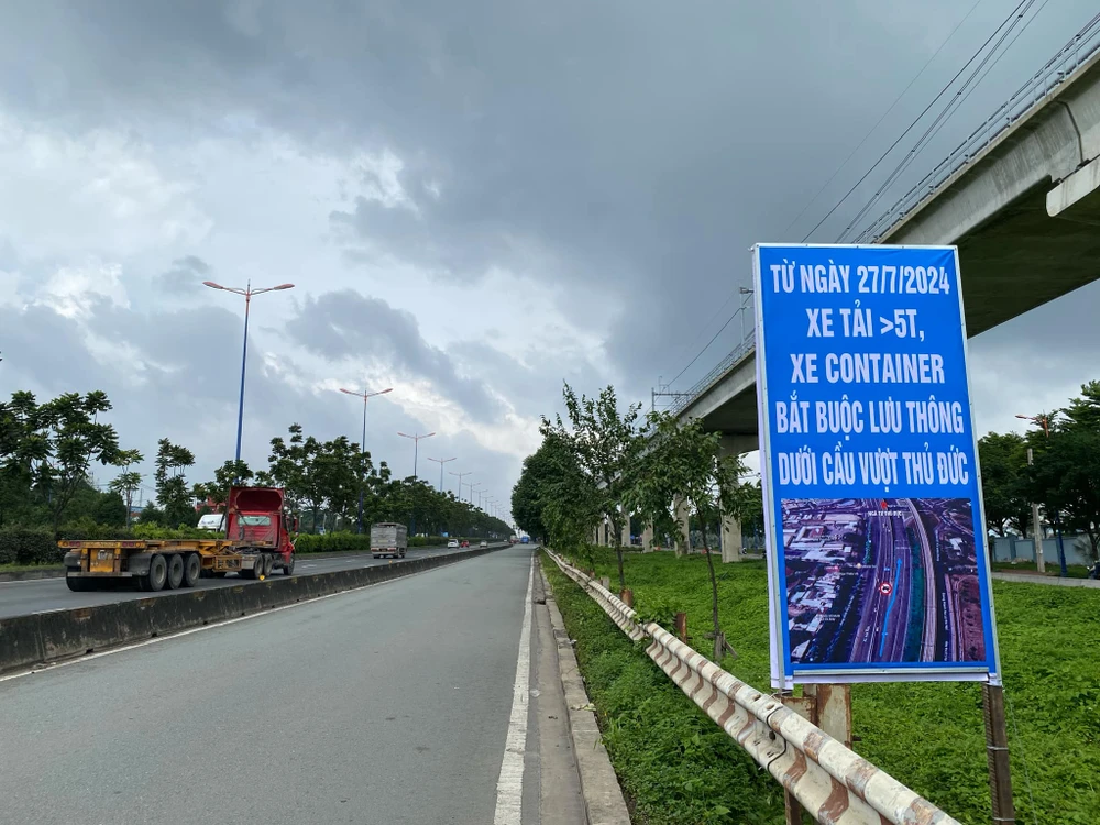 Từ ngày 27-7, cấm container và xe tải trên 5 tấn lưu thông qua cầu vượt thép ngã tư Thủ Đức