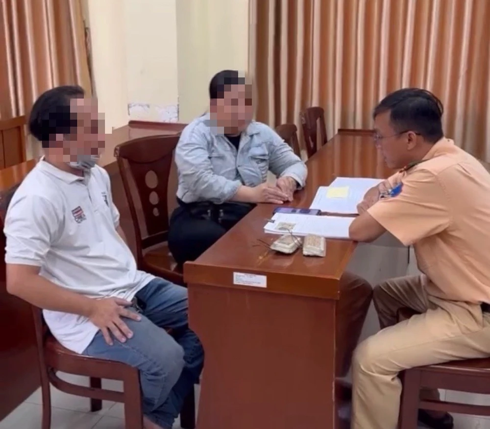 Đội CSGT Rạch Chiếc xử phạt tài xế xe buýt độ đèn led