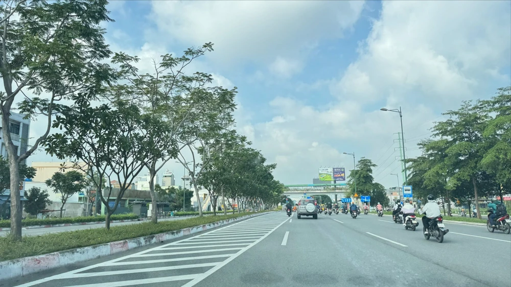 Nhiều phương tiện đè vạch xương cá trên đường Phạm Văn Đồng