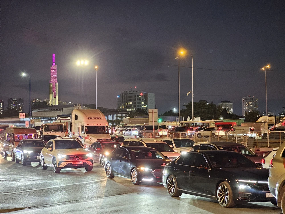 Người dân TP.HCM đi lại nhộn nhịp trong dịp Lễ Quốc Khánh 2-9