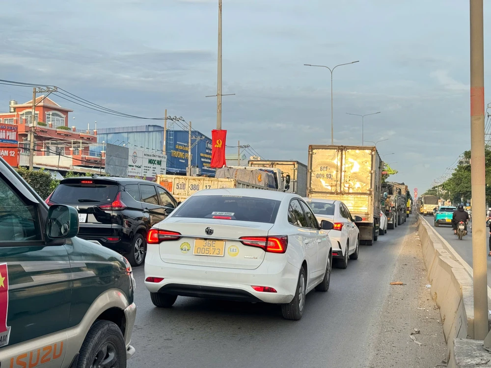 Người dân bắt đầu nghỉ lễ 2-9, các tuyến đường ở TP.HCM đông đúc