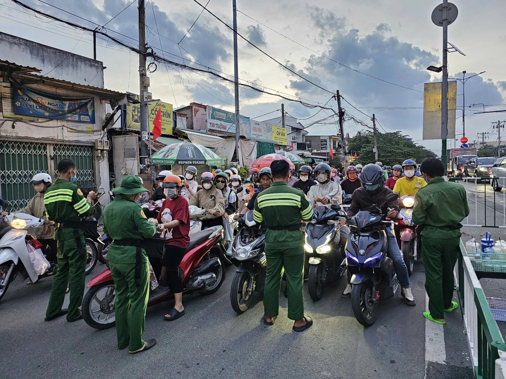 Người dân bắt đầu nghỉ lễ 2-9, các tuyến đường ở TP.HCM đông đúc