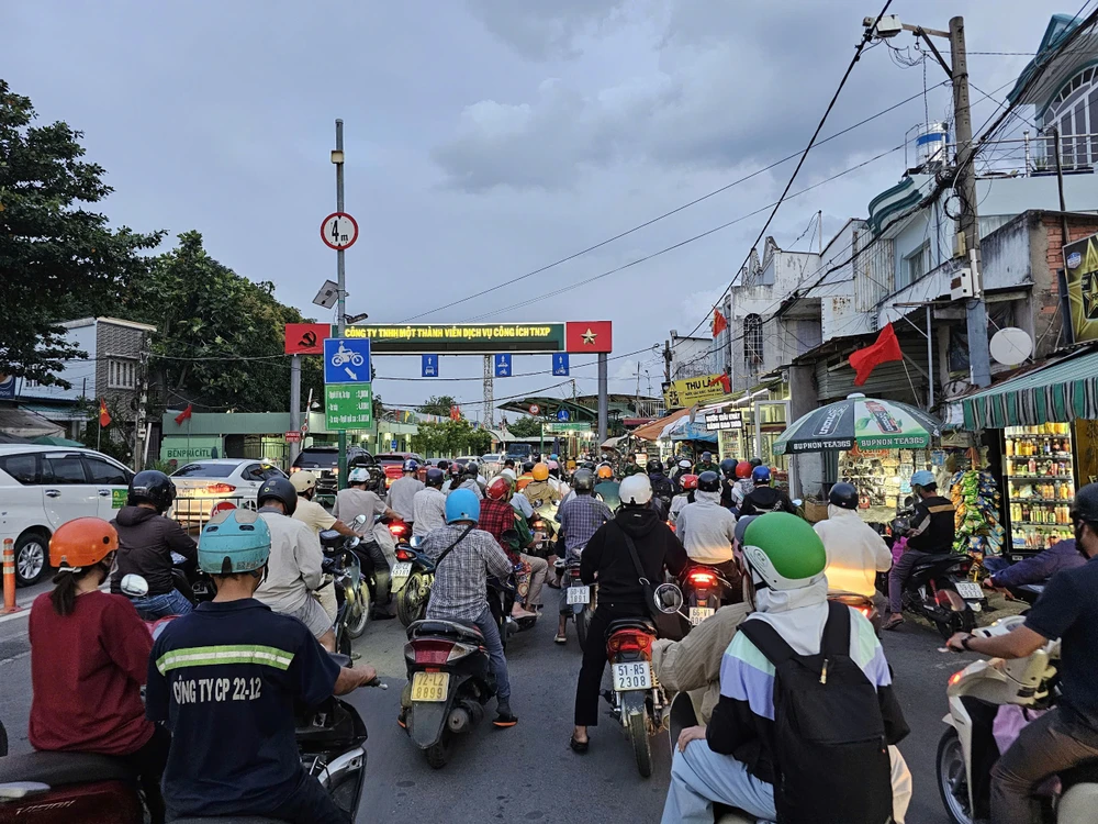 Người dân bắt đầu nghỉ lễ 2-9, các tuyến đường ở TP.HCM đông đúc