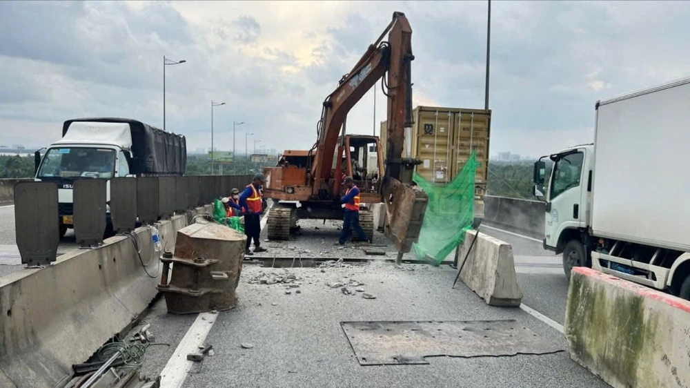 Sửa chữa khe co giãn cầu Long Thành, cao tốc TP.HCM - Long Thành - Dầu Giây. Ảnh: VEC E