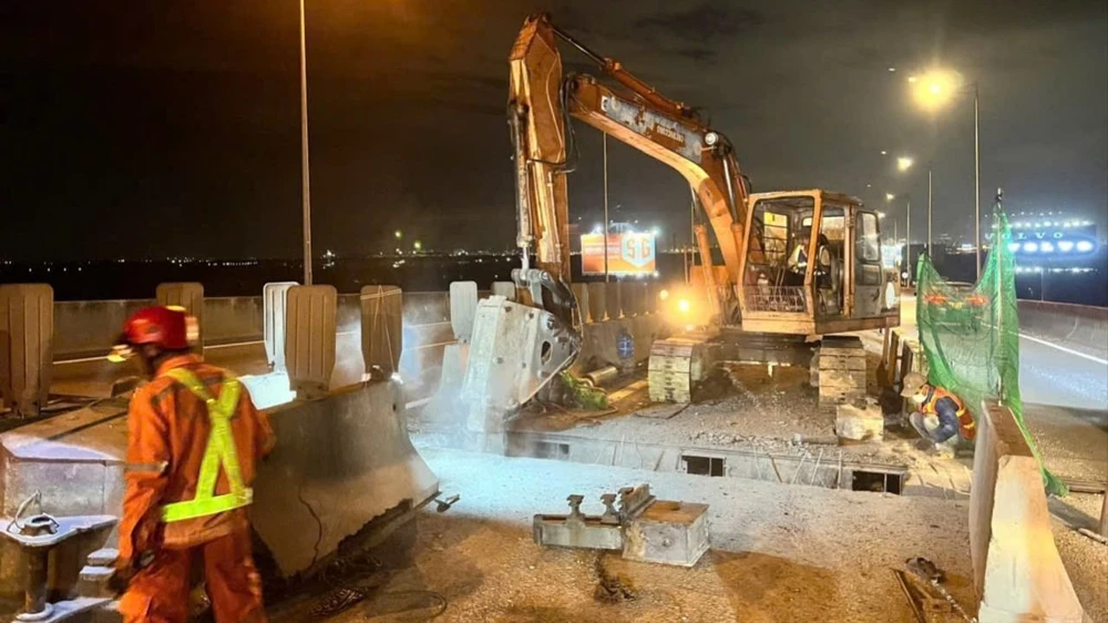 Hàng chục kỹ sư xuyên đêm sửa chữa khe co giãn trên cầu Long Thành