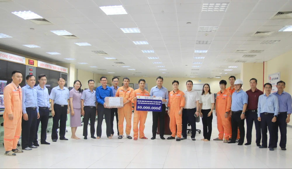 Đoàn Công tác động viên CBCNV Công ty Nhiệt điện Mông Dương khắc phục hậu quả cơn bão số 3.