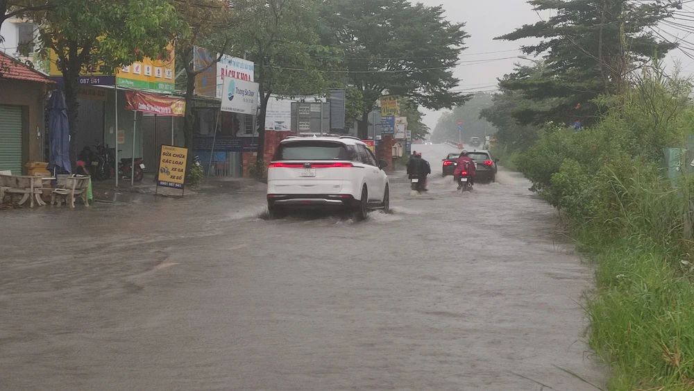 người dân khó khăn di chuyển sau cơn mưa