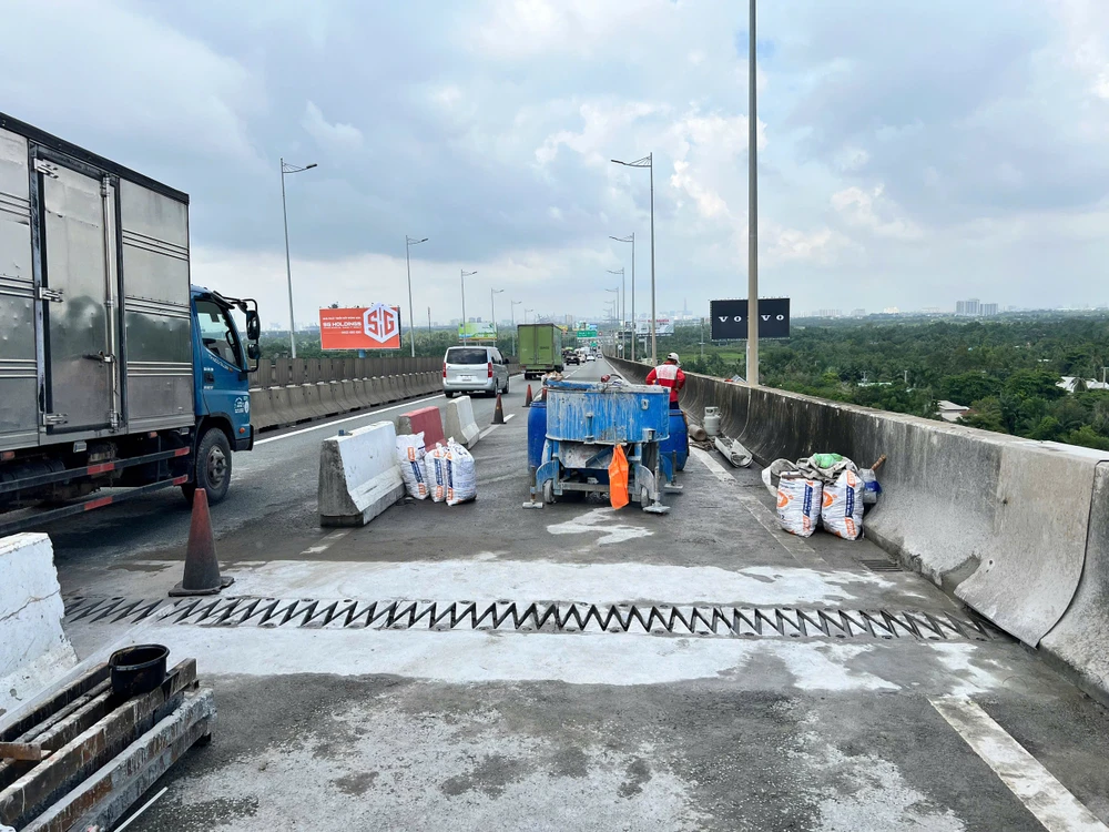 Khe co giãn cầu Long Thành hoàn thành, các phương tiện đi lại bình thường vào đêm nay