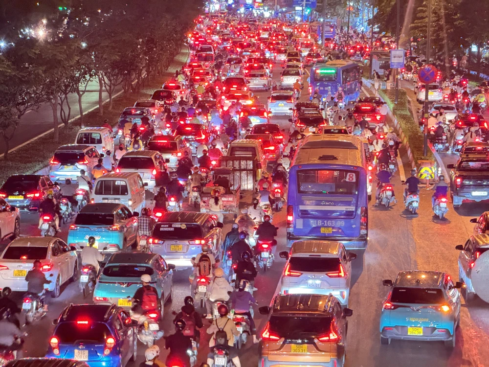 Kẹt xe nghiêm trọng trên trục đường Phạm Văn Đồng.