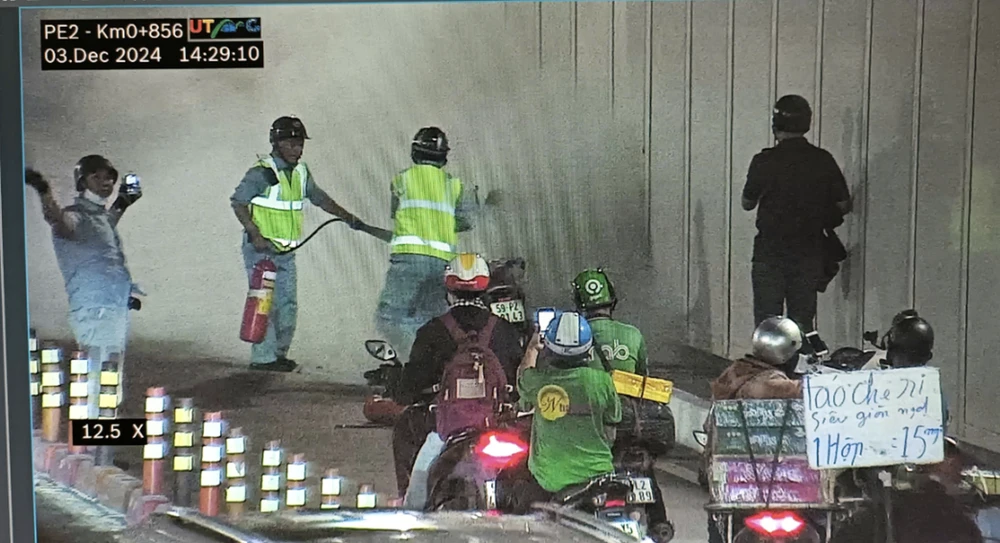 Sau khi phát hiện sự cố, Trưởng ca điều hành hầm thông tin cho lực lượng cứu hộ đảm bảo giao thông
