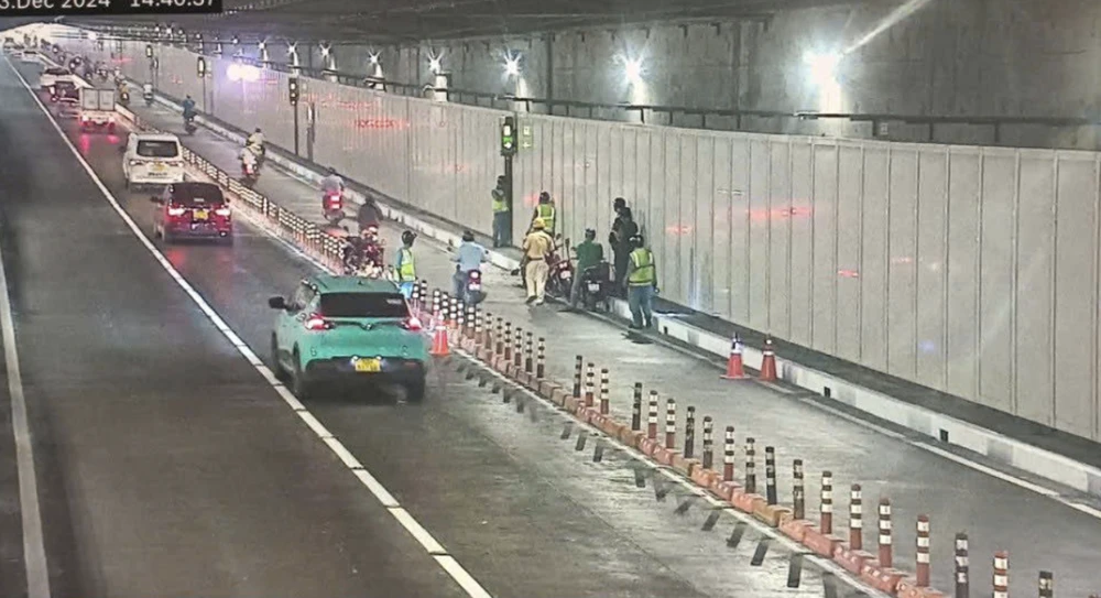 Xe máy đang di chuyển qua hầm sông Sài Gòn thì tự bốc cháy