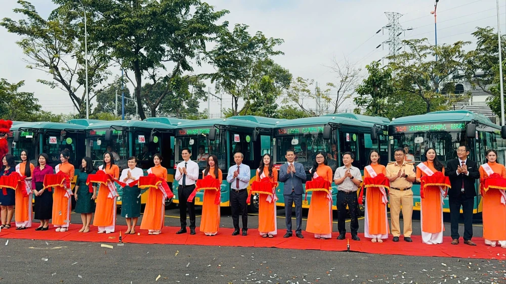 TP.HCM chính thức khai trương 17 tuyến xe buýt điện kết nối metro số 1.