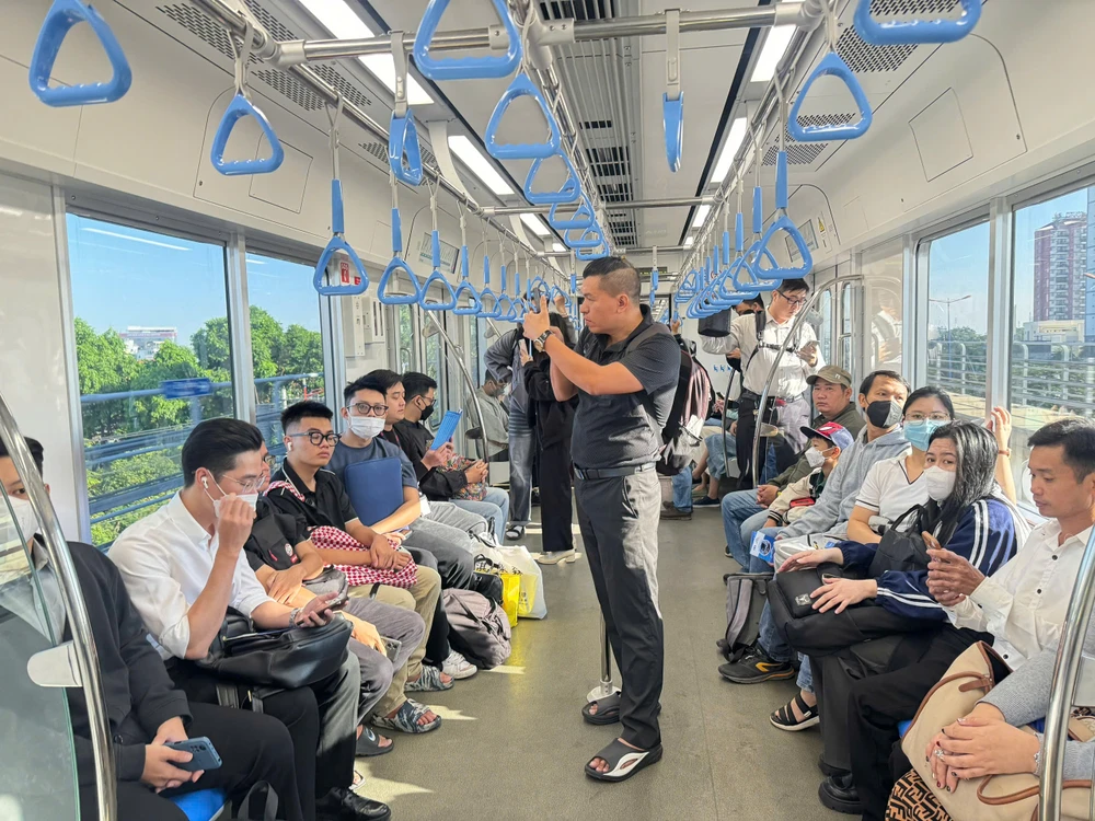 Ngày đầu metro số 1 đã phục vụ tới 150.000 lượt, huy động tối đa công suất