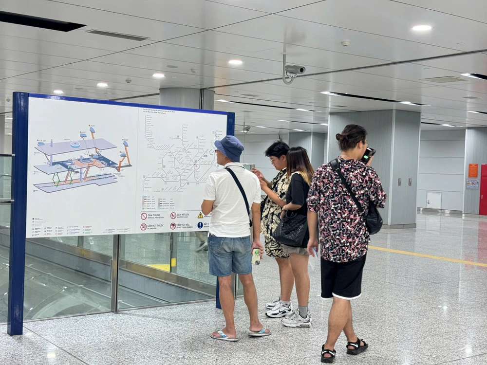 Số lượng hành khách trải nghiệm metro số 1 tại ga Bến Thành vẫn tăng cao