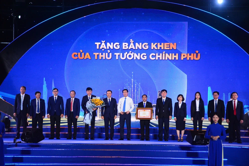 Ngành cấp nước TP.HCM đón nhận Bằng khen của Thủ tướng Chính phủ.