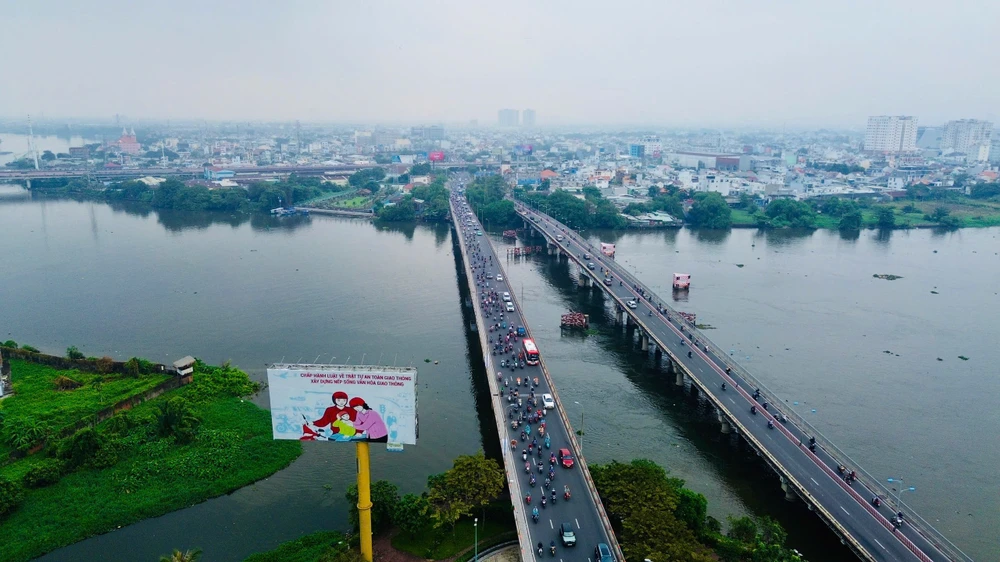 Cấm xe ô tô lưu thông qua cầu Bình Triệu 1 để nâng tĩnh không cầu