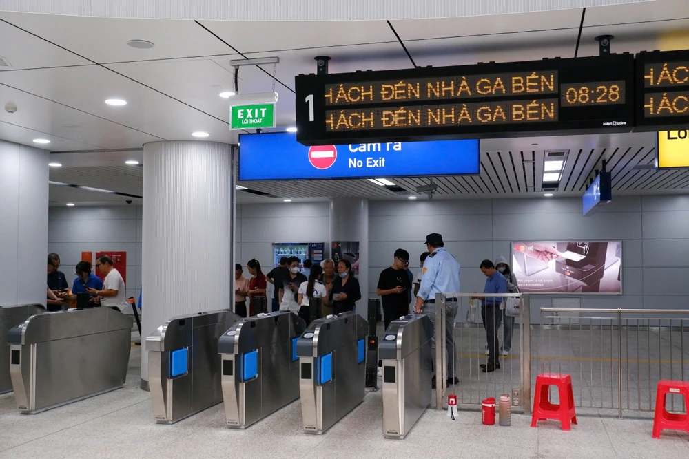 Tuy nhiên, nhìn nhận thực tế vẫn còn một số trường hợp vi phạm văn hoá đi metro.