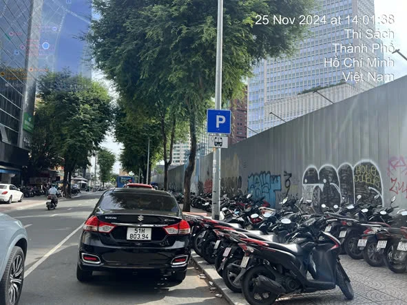 Điểm dừng xe buýt thành bãi đậu xe, hành khách có tiếp cận