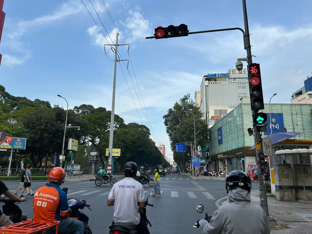 e máy được phép rẽ phải khi đèn đỏ.