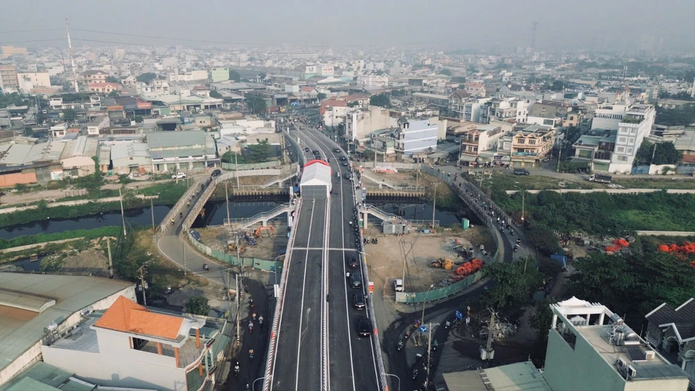 Cầu Tân Kỳ Tân Quý thông xe giúp giao thông cửa ngõ phía Tây TP rộng mở.