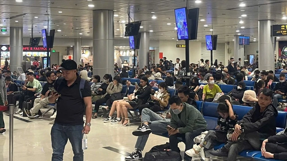 Sân bay Tân Sơn Nhất đông đúc, nhộn nhịp ngay từ tờ mờ sáng.