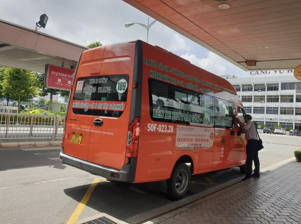 Sẽ có 2 xe buýt đưa hành khách từ sân bay Tân Sơn Nhất ra ngoài