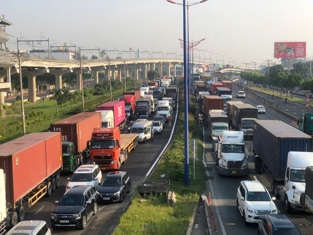 Đường Võ Nguyên Giáp, TP Thủ Đức bị kẹt xe kéo dài, các phương tiện di chuyển rất chậm.