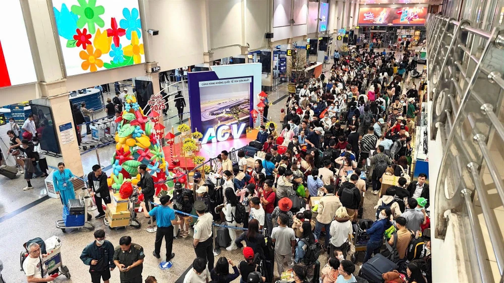 Sân bay Tân Sơn Nhất phục vụ hơn 1.000 chuyến bay, người dân xếp hàng từ 3 giờ sáng
