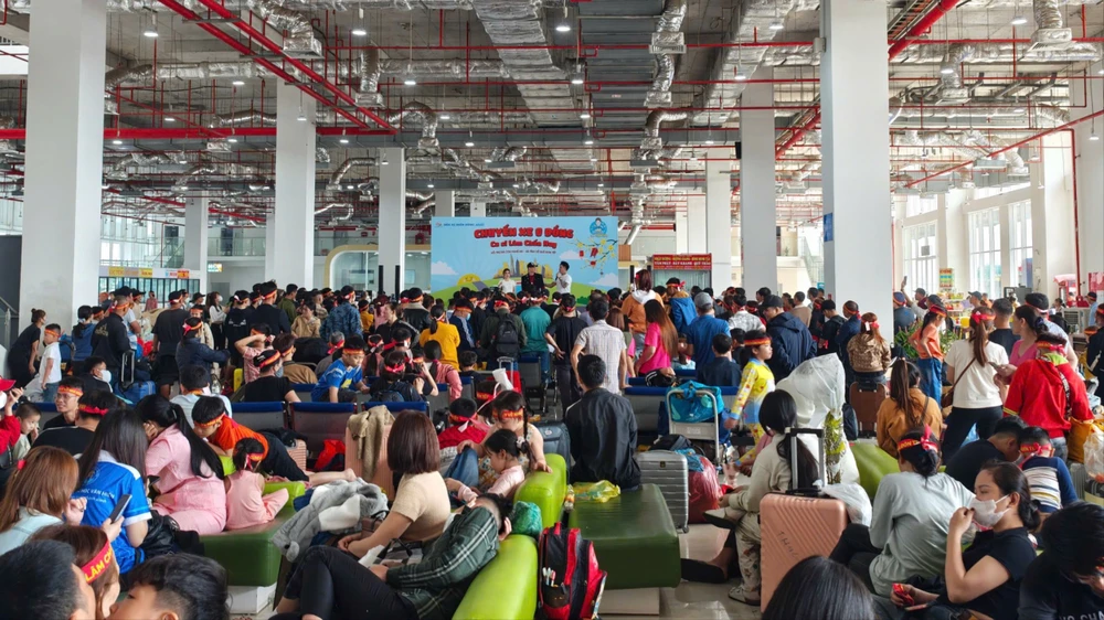 Hàng ngàn người dân có mặt từ sáng sớm ở Bến xe Miền Đông mới
