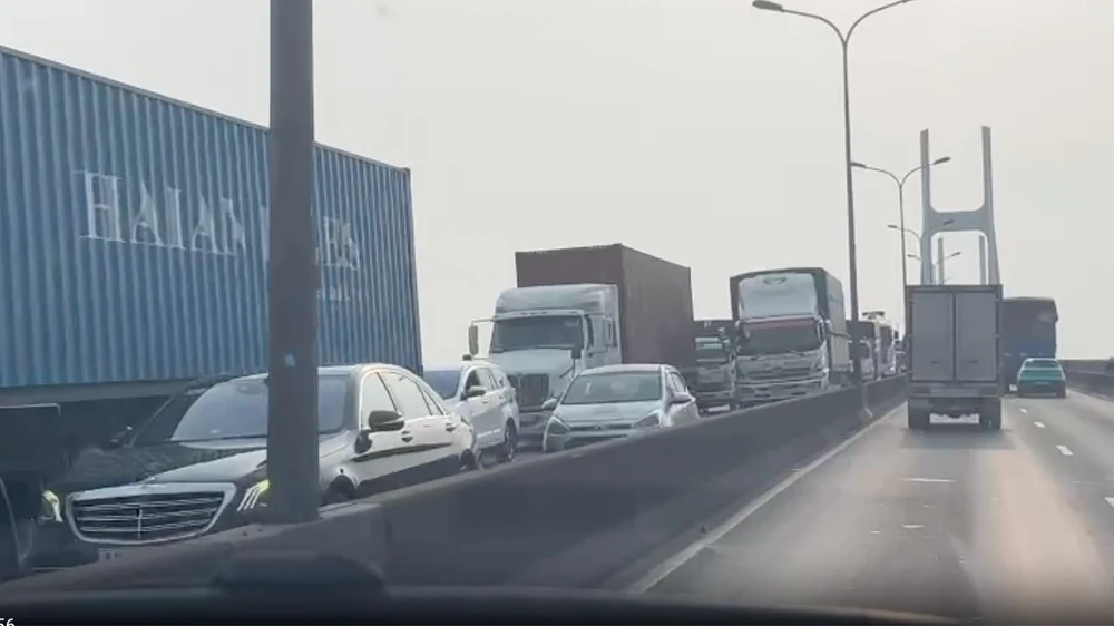 Cao tốc TP.HCM - Long Thành - Dầu Giây đang ùn ứ, hạn chế phương tiện lên