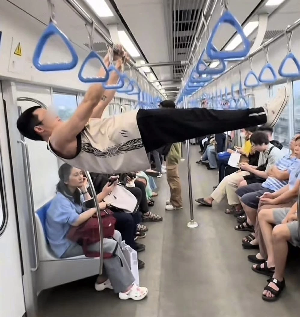 Đề nghị Công an TP.HCM mời thanh niên ‘tập thể dục’ trên tàu metro số 1