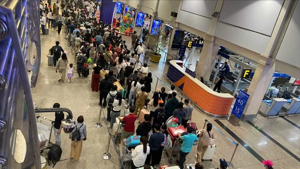 Sân bay Tân Sơn Nhất có phần hạ nhiệt, người dân ùn ùn về quê ăn Tết