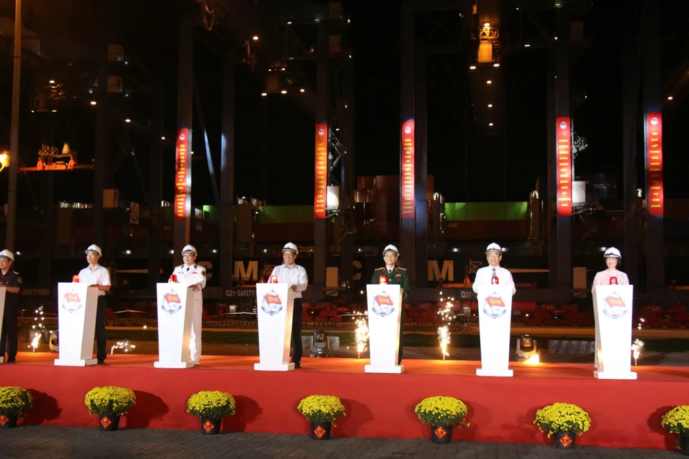 Tân cảng Cát Lái đón 7 tàu hàng trong đêm giao thừa Tết Ất Tỵ 2025