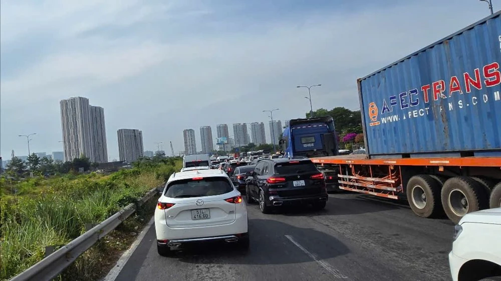Đang kẹt xe đường dẫn lên cao tốc TP.HCM - Long Thành - Dầu Giây