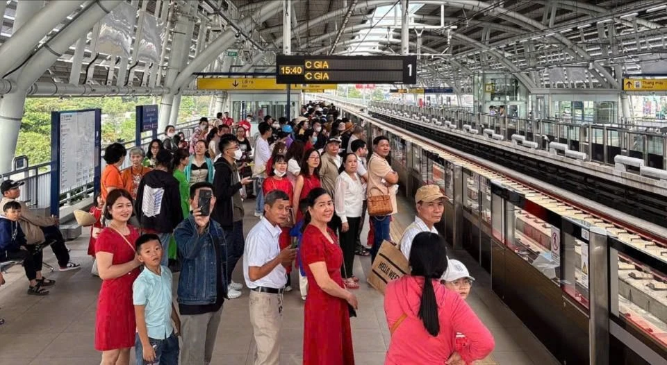 Người dân du xuân bằng tàu metro số 1, TP.HCM quyết định tăng cường chuyến