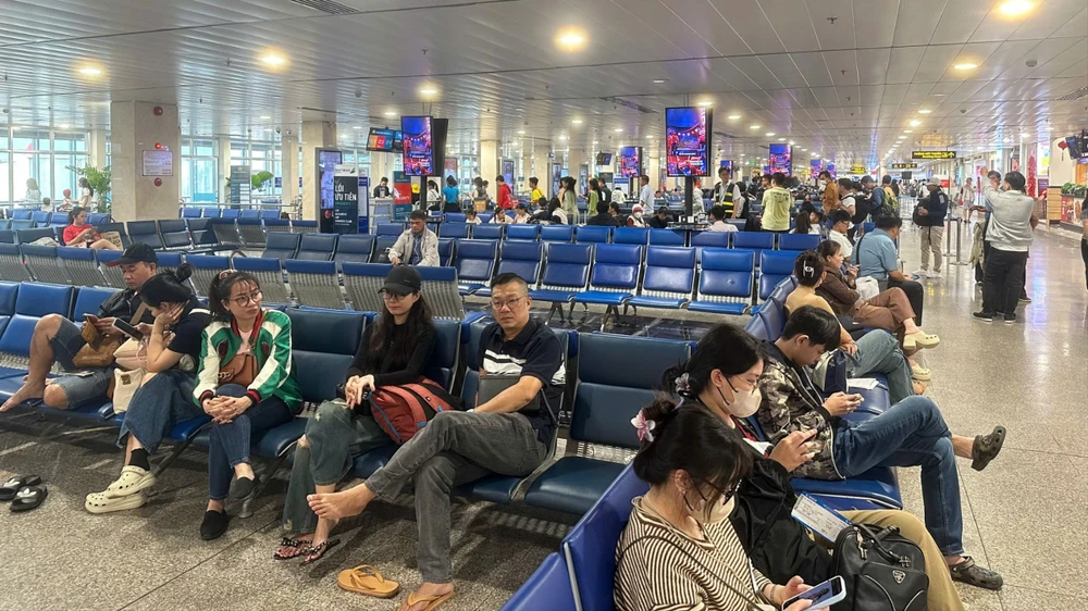 Mùng 2 Tết, sân bay Tân Sơn Nhất thông thoáng