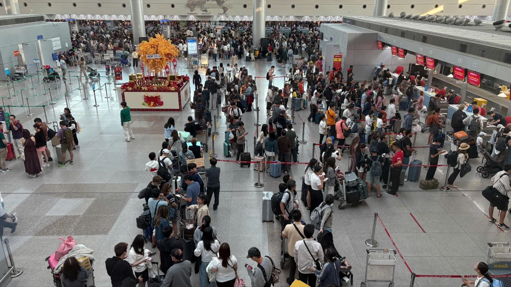 Mùng 5 Tết, sân bay Tân Sơn Nhất đạt đỉnh với 150.000 lượt khách.