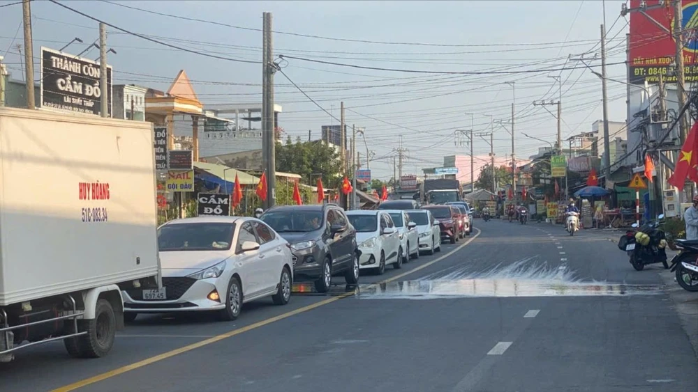 Hàng ngàn phương tiện chờ xếp hàng lên phà Cát Lái