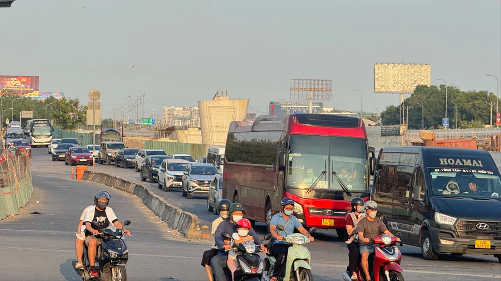 Cửa ngõ phía Đông TP.HCM đông đúc, khuya nay các bến xe đông đúc