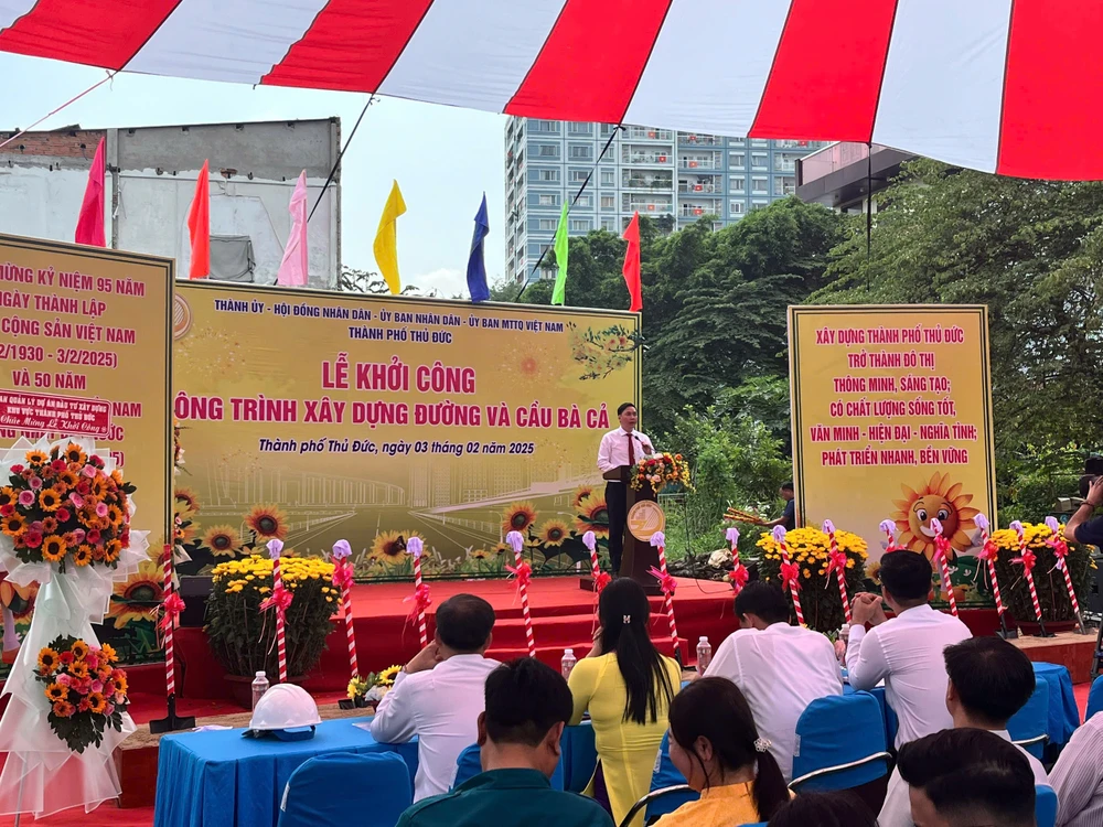 Phó Chủ tịch UBND TP Thủ Đức Mai Hữu Quyết đề nghị các đơn vị đảm bảo tiến độ, chất lượng dự án xây dựng đường và cầu Bà Cả.