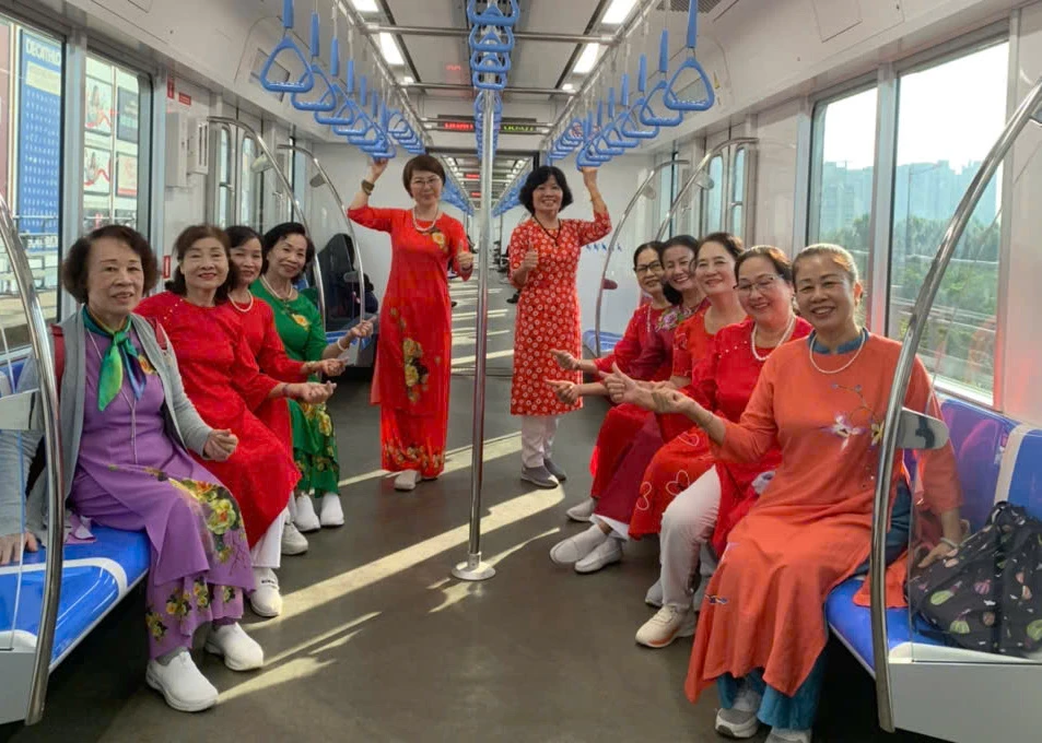 Những hình ảnh khác lạ trên tuyến metro số 1