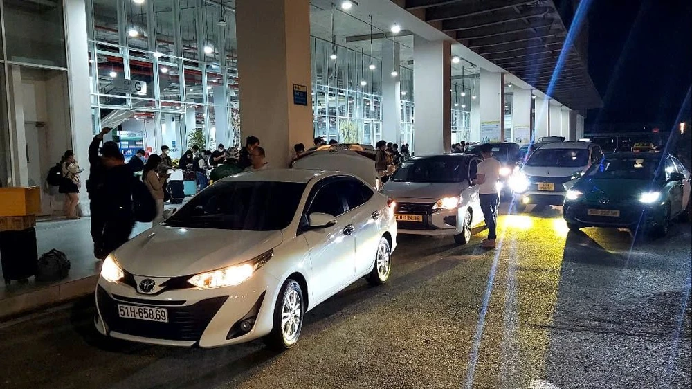 Mùng 7 Tết: Sân bay, Bến xe Miền Đông mới nhộn nhịp người dân quay lại TP.HCM