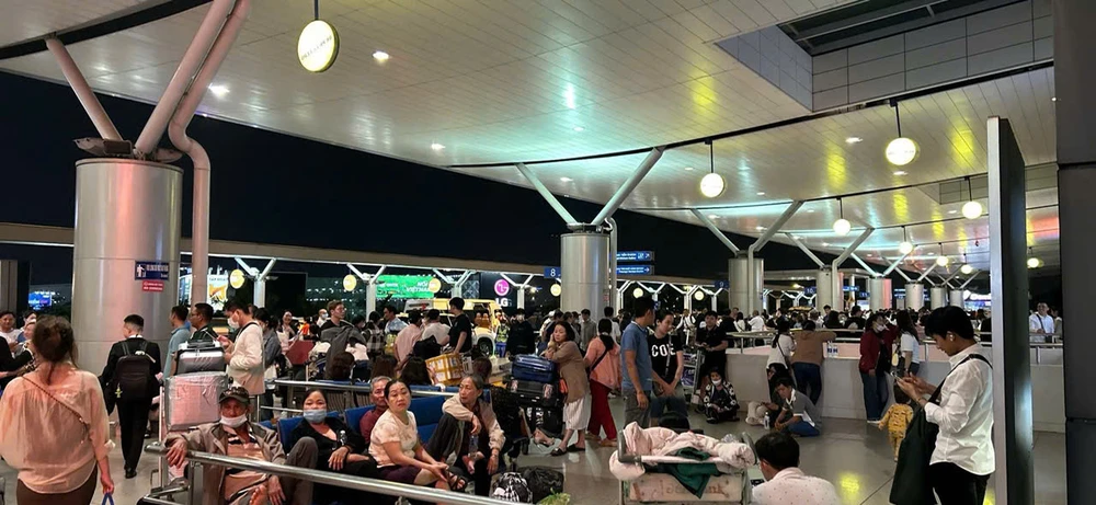 Mùng 8 Tết, sân bay Tân Sơn Nhất nhộn nhịp hành khách